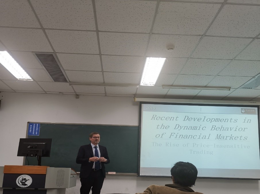 George Calhoun教授在为我校师生进行授课